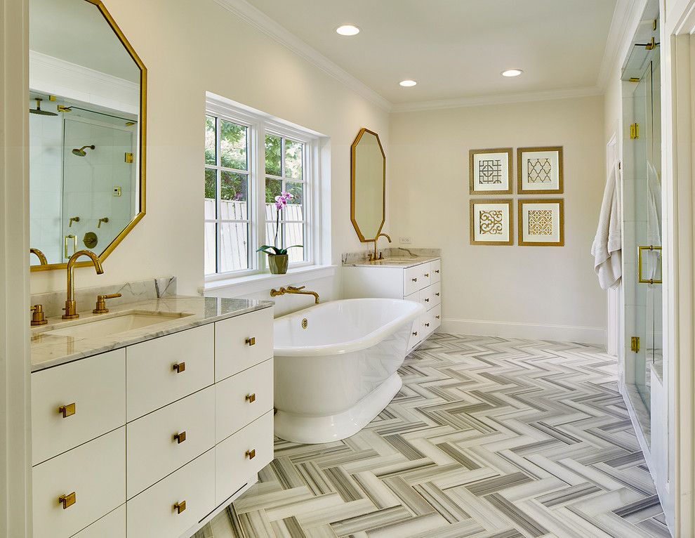 Идея дизайна: большая главная ванная комната в стиле неоклассика (современная классика) с плоскими фасадами, белыми фасадами, отдельно стоящей ванной, бежевыми стенами, врезной раковиной, душем с распашными дверями, душем в нише, белой плиткой, мраморной плиткой, полом из керамогранита, мраморной столешницей и разноцветным полом