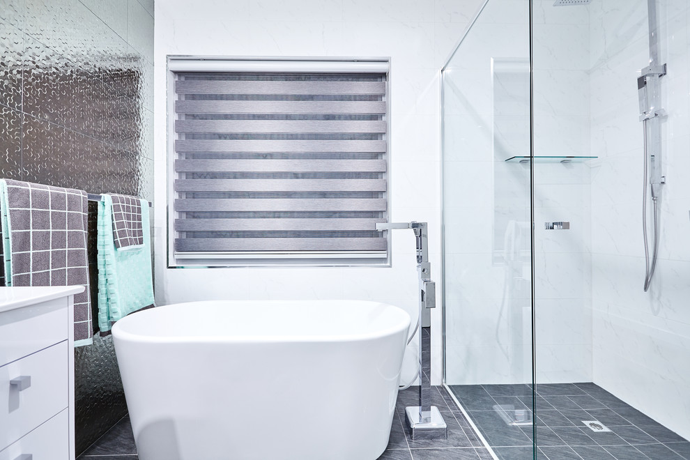 Ejemplo de cuarto de baño principal contemporáneo con bañera exenta, ducha esquinera, baldosas y/o azulejos blancos y paredes blancas