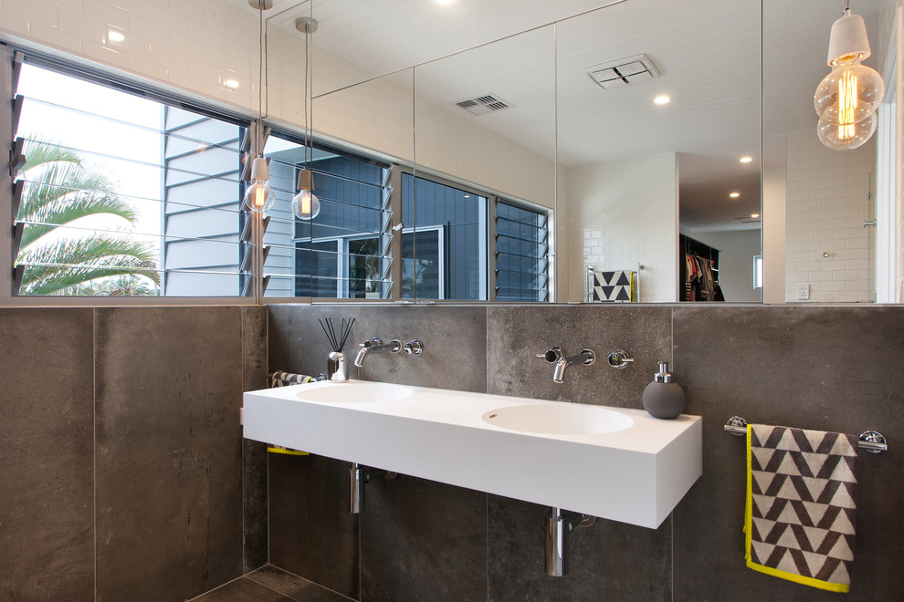 Стильный дизайн: ванная комната в современном стиле с подвесной раковиной и окном - последний тренд
