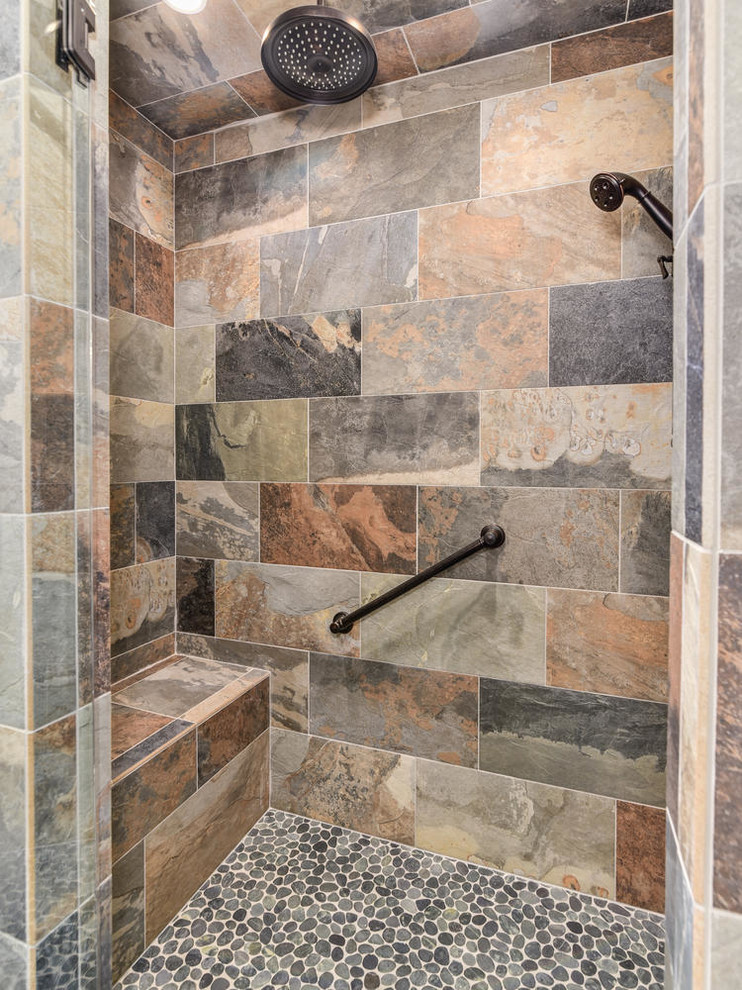 Стильный дизайн: главная ванная комната в стиле рустика с душем без бортиков, разноцветной плиткой, керамогранитной плиткой и полом из керамогранита - последний тренд