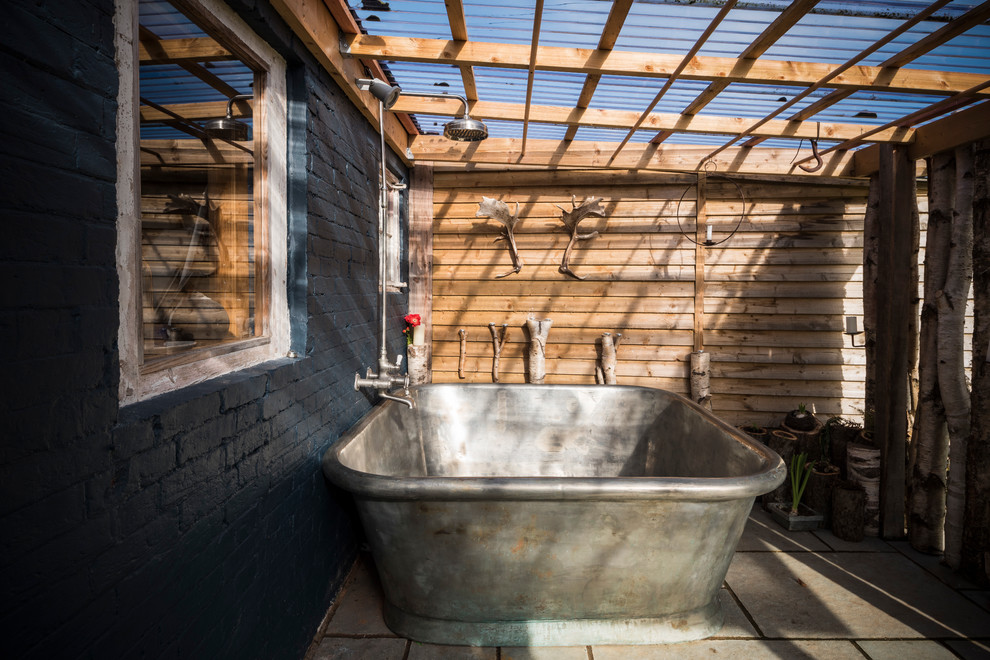Immagine di una stanza da bagno padronale country di medie dimensioni con vasca freestanding, vasca/doccia, pareti marroni, pavimento in cementine, pavimento grigio e doccia aperta