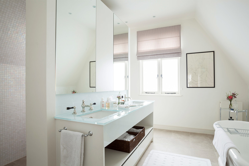 На фото: главная ванная комната в современном стиле с отдельно стоящей ванной, открытым душем, белыми стенами и открытым душем