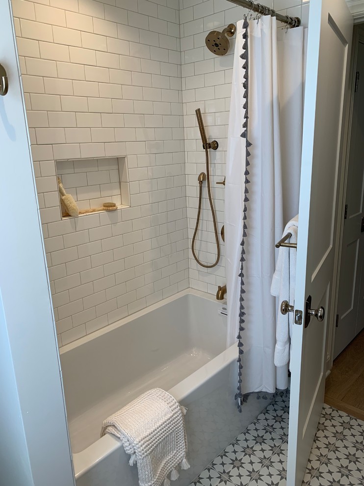 Exemple d'une salle de bain de taille moyenne avec un placard en trompe-l'oeil, une baignoire en alcôve, un combiné douche/baignoire, WC séparés, un carrelage blanc, des carreaux de céramique, un mur blanc, un sol en carrelage de céramique, un lavabo encastré, un plan de toilette en quartz modifié, un sol multicolore, une cabine de douche avec un rideau et un plan de toilette blanc.