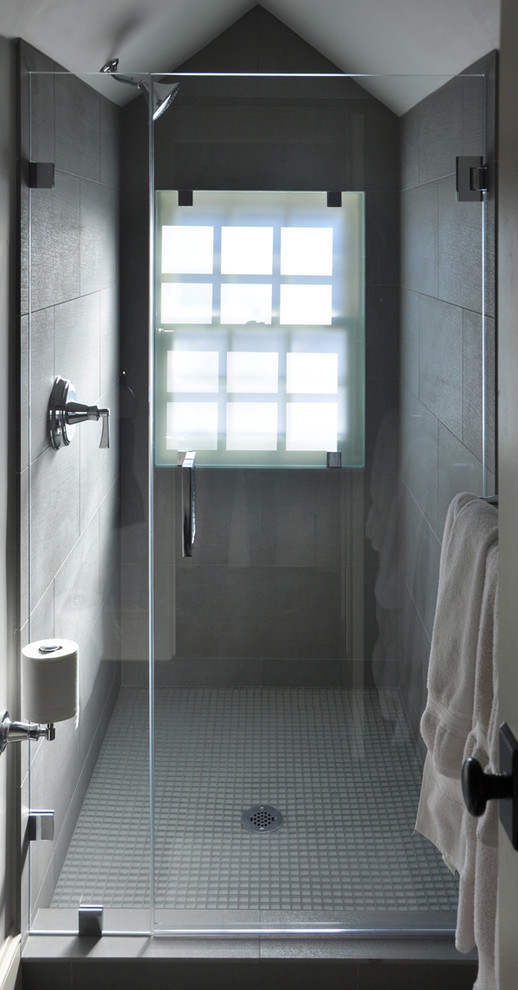 Idéer för ett litet klassiskt badrum med dusch, med en dusch i en alkov, grå kakel och porslinskakel
