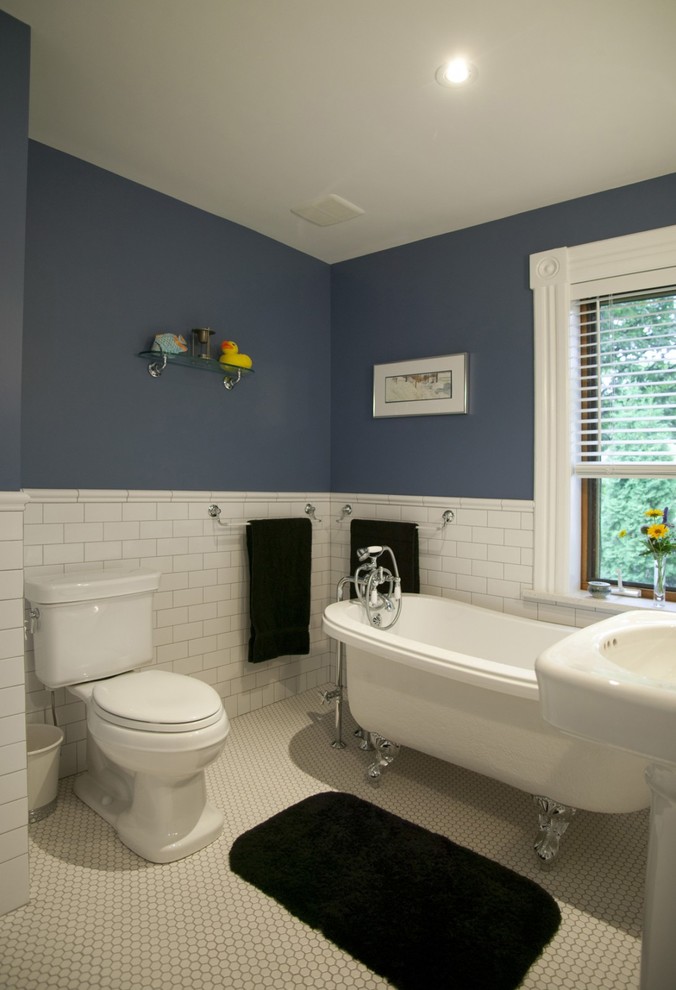 На фото: главная ванная комната среднего размера в стиле ретро с ванной на ножках, синими стенами, раковиной с пьедесталом, белой плиткой, плиткой кабанчик и полом из керамогранита с
