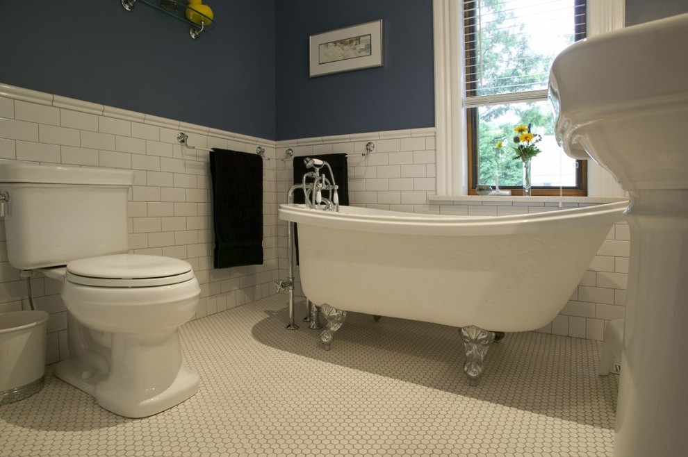 Идея дизайна: главная ванная комната среднего размера в стиле ретро с ванной на ножках, синими стенами, раковиной с пьедесталом, белой плиткой, плиткой кабанчик и полом из керамогранита
