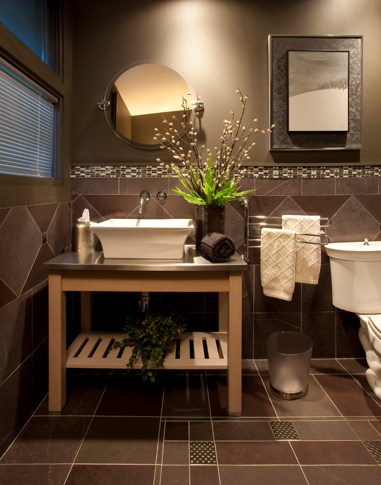 Идея дизайна: ванная комната в стиле неоклассика (современная классика) с настольной раковиной, столешницей из нержавеющей стали и бежевой плиткой