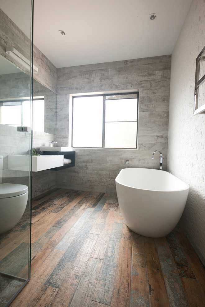 На фото: ванная комната в современном стиле с коричневым полом с