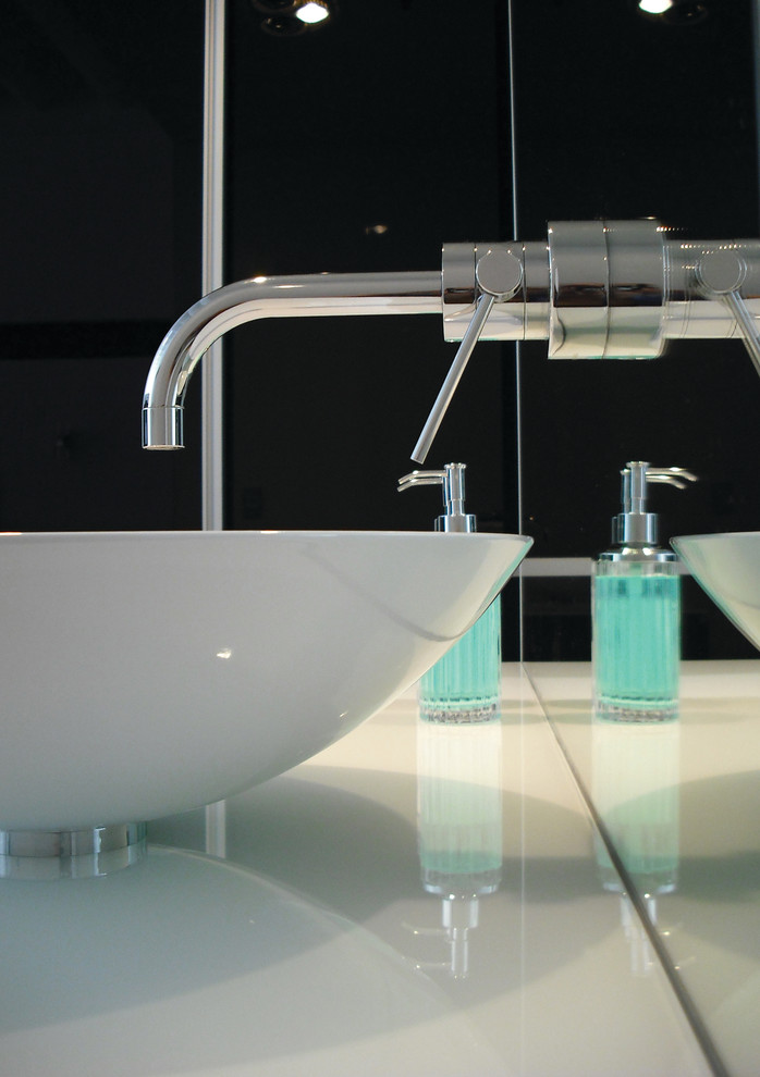 Idee per una piccola stanza da bagno padronale industriale con lavabo a bacinella, ante lisce, ante bianche e top in vetro