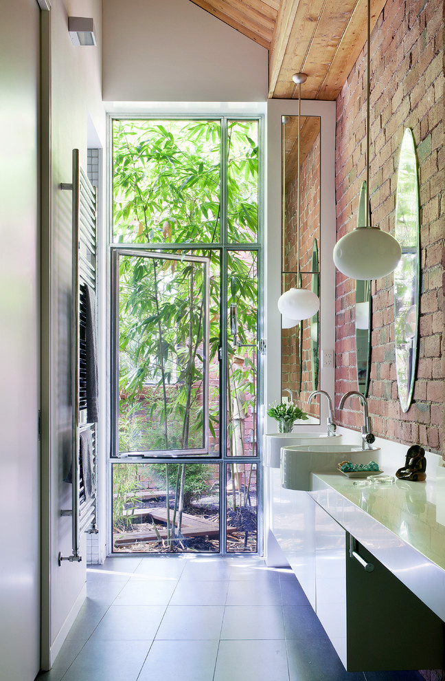 Идея дизайна: главная ванная комната в стиле лофт с плоскими фасадами, белыми фасадами и настольной раковиной