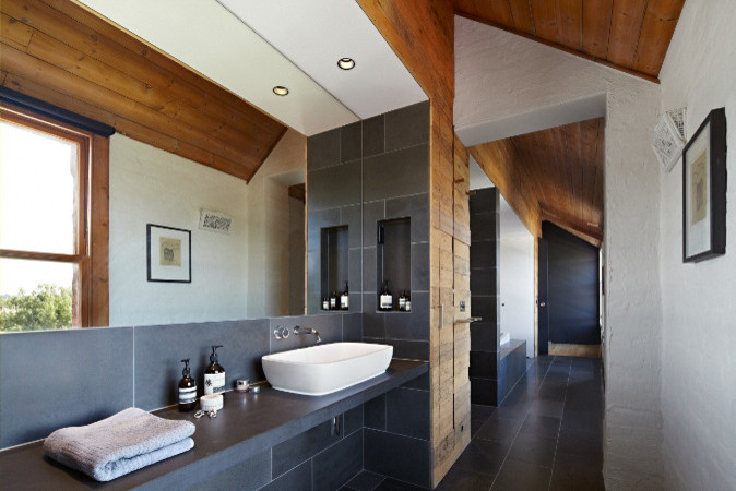 Foto di una piccola stanza da bagno con doccia design con lavabo a bacinella, piastrelle grigie, piastrelle in pietra, pareti nere e pavimento in ardesia