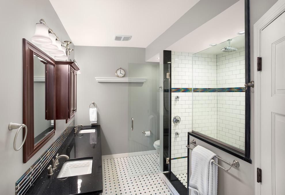 Источник вдохновения для домашнего уюта: большая ванная комната в современном стиле с фасадами с выступающей филенкой, фасадами цвета дерева среднего тона, душем в нише, раздельным унитазом, черно-белой плиткой, разноцветной плиткой, удлиненной плиткой, серыми стенами, полом из линолеума, душевой кабиной, врезной раковиной и столешницей из искусственного кварца