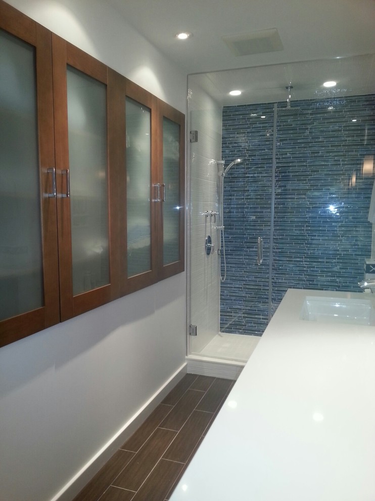 Esempio di una stanza da bagno contemporanea con lavabo sottopiano, ante in stile shaker, ante in legno scuro, top in laminato, doccia aperta, WC monopezzo, piastrelle bianche e piastrelle in gres porcellanato