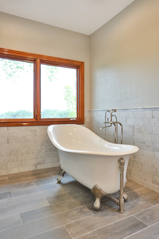 Пример оригинального дизайна: большая главная ванная комната в стиле неоклассика (современная классика) с фасадами в стиле шейкер, серыми фасадами, ванной на ножках, душем в нише, унитазом-моноблоком, серой плиткой, мраморной плиткой, врезной раковиной, столешницей из искусственного камня, душем с раздвижными дверями и желтой столешницей