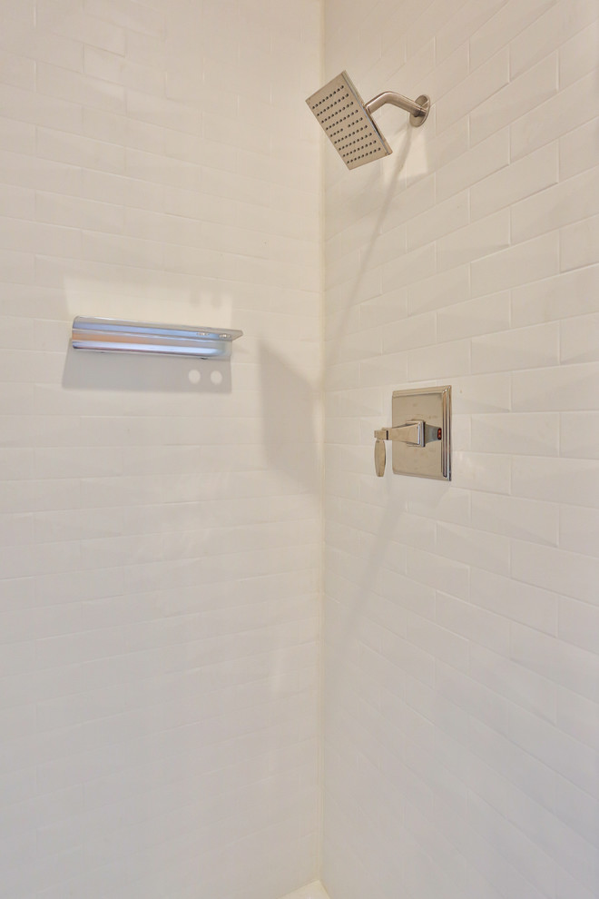 Idee per una stanza da bagno per bambini classica di medie dimensioni con doccia alcova, WC a due pezzi, piastrelle grigie, lastra di vetro, lavabo sottopiano, top in superficie solida, porta doccia scorrevole e top verde