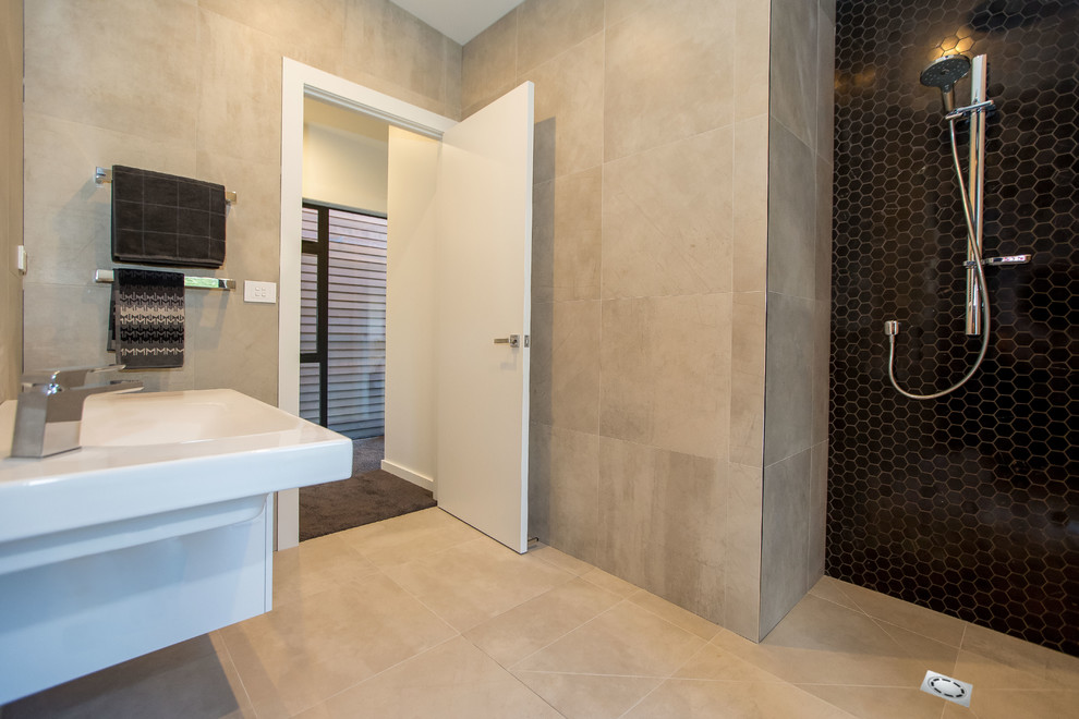 Стильный дизайн: ванная комната в современном стиле с белыми фасадами и столешницей из искусственного кварца - последний тренд