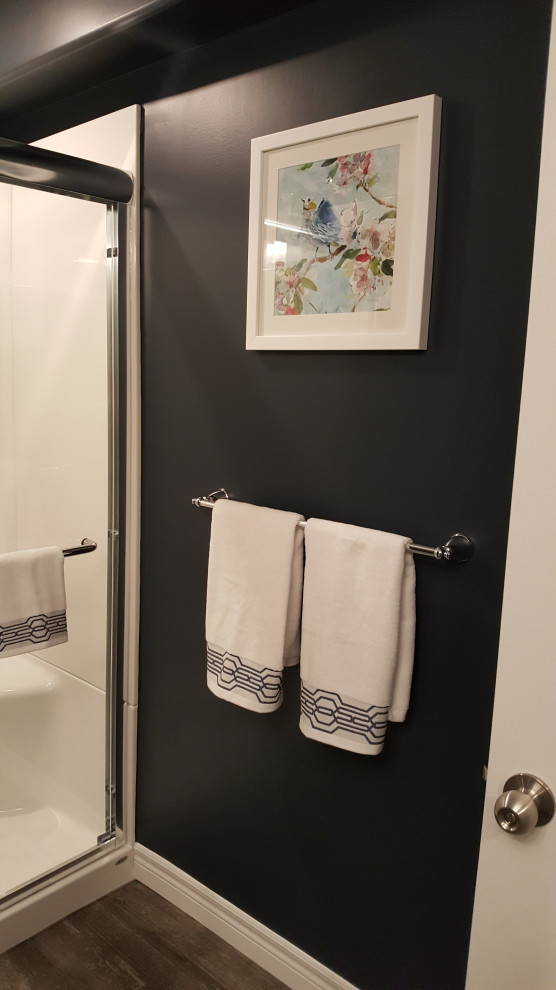 Идея дизайна: ванная комната в современном стиле с белыми фасадами, ванной в нише, душем в нише, унитазом-моноблоком, синими стенами, полом из винила, накладной раковиной, столешницей из кварцита, коричневым полом, душем с раздвижными дверями и бежевой столешницей