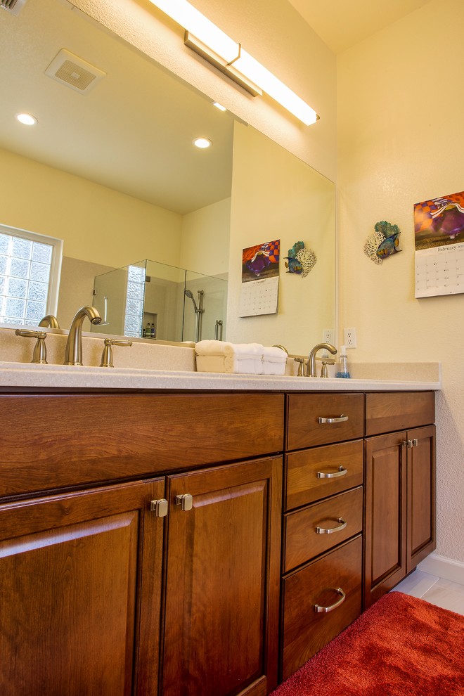 Idéer för att renovera ett stort vintage beige beige en-suite badrum, med luckor med upphöjd panel, skåp i mörkt trä, ett fristående badkar, en hörndusch, beige väggar, klinkergolv i porslin, ett integrerad handfat, bänkskiva i akrylsten, beiget golv och dusch med gångjärnsdörr