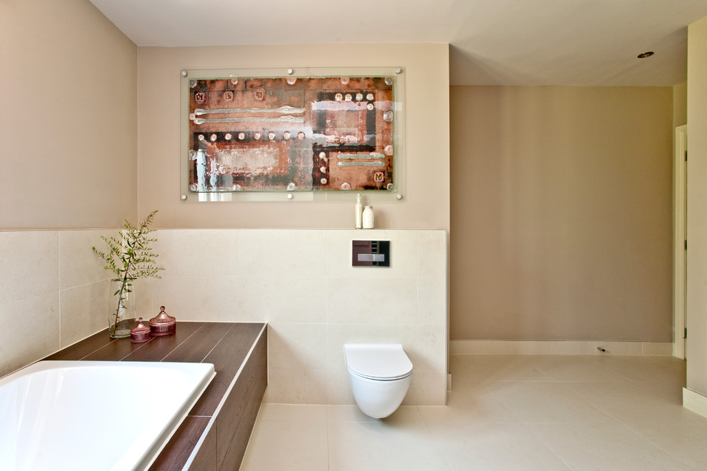 Idée de décoration pour une grande salle de bain principale design avec une douche ouverte, WC suspendus et un carrelage beige.