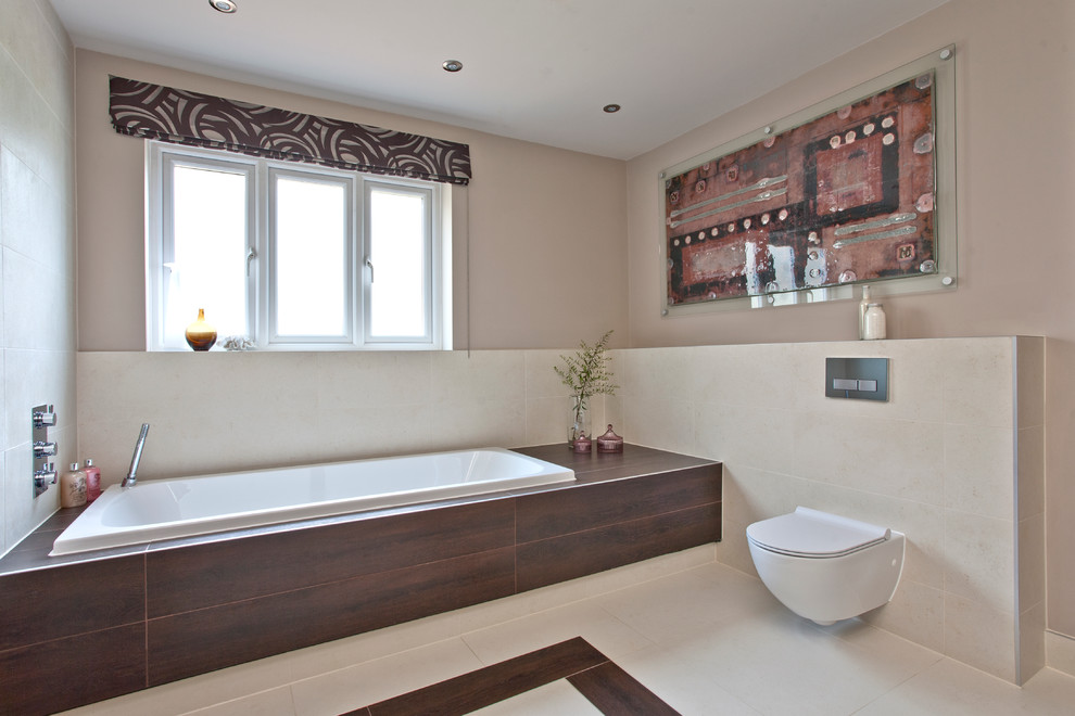 Ispirazione per una grande stanza da bagno padronale contemporanea con doccia aperta, WC sospeso e piastrelle beige