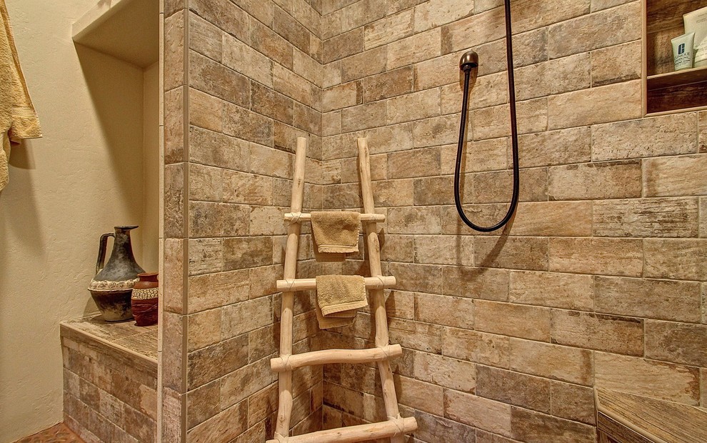 Mittelgroßes Rustikales Badezimmer En Suite mit bodengleicher Dusche, Steinfliesen, beiger Wandfarbe und Kiesel-Bodenfliesen in Phoenix