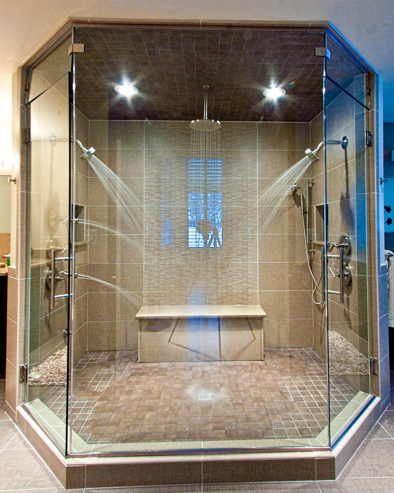 Diseño de cuarto de baño principal contemporáneo grande con ducha doble, baldosas y/o azulejos marrones, baldosas y/o azulejos de porcelana, suelo de baldosas de porcelana, suelo gris y ducha con puerta con bisagras
