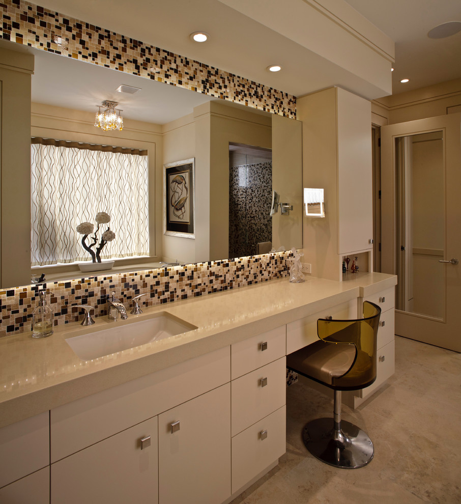 Immagine di una stanza da bagno padronale contemporanea con ante lisce, ante bianche, piastrelle a mosaico e lavabo sottopiano