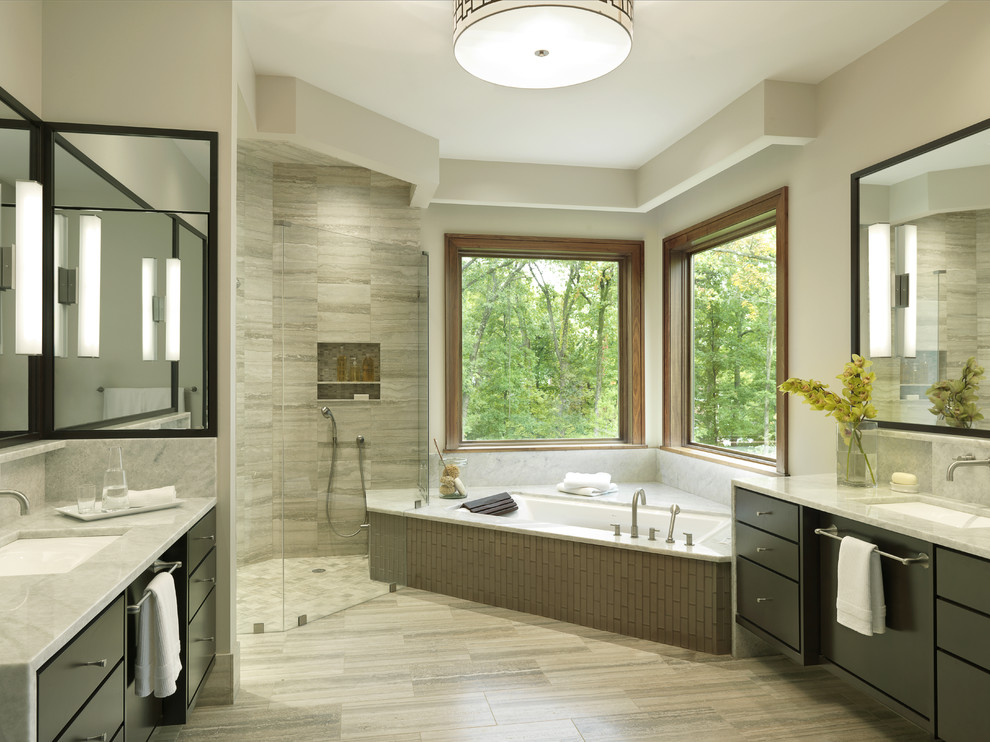 Foto på ett stort vintage en-suite badrum, med marmorgolv, beige väggar, ett undermonterad handfat, en hörndusch, grå kakel, marmorbänkskiva, skåp i mörkt trä, släta luckor och ett undermonterat badkar