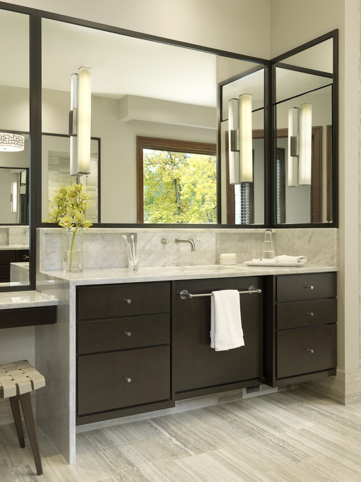 Réalisation d'une salle de bain design en bois foncé avec un lavabo encastré, un mur beige, un carrelage gris et un sol en marbre.