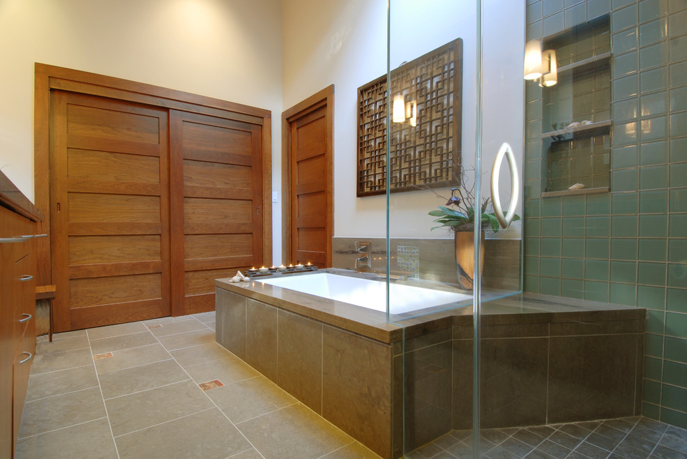 Bild på ett funkis badrum, med ett undermonterat badkar