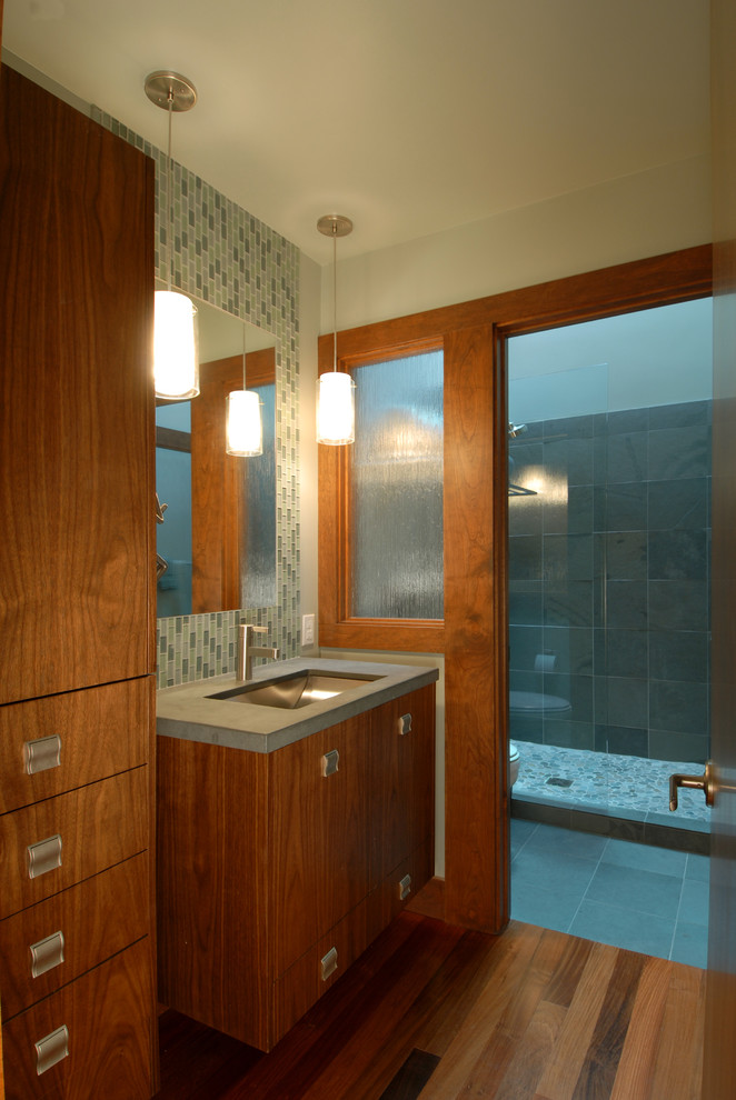 Inspiration för moderna badrum, med ett undermonterad handfat, släta luckor, skåp i mellenmörkt trä, en öppen dusch, blå kakel, mosaik och med dusch som är öppen