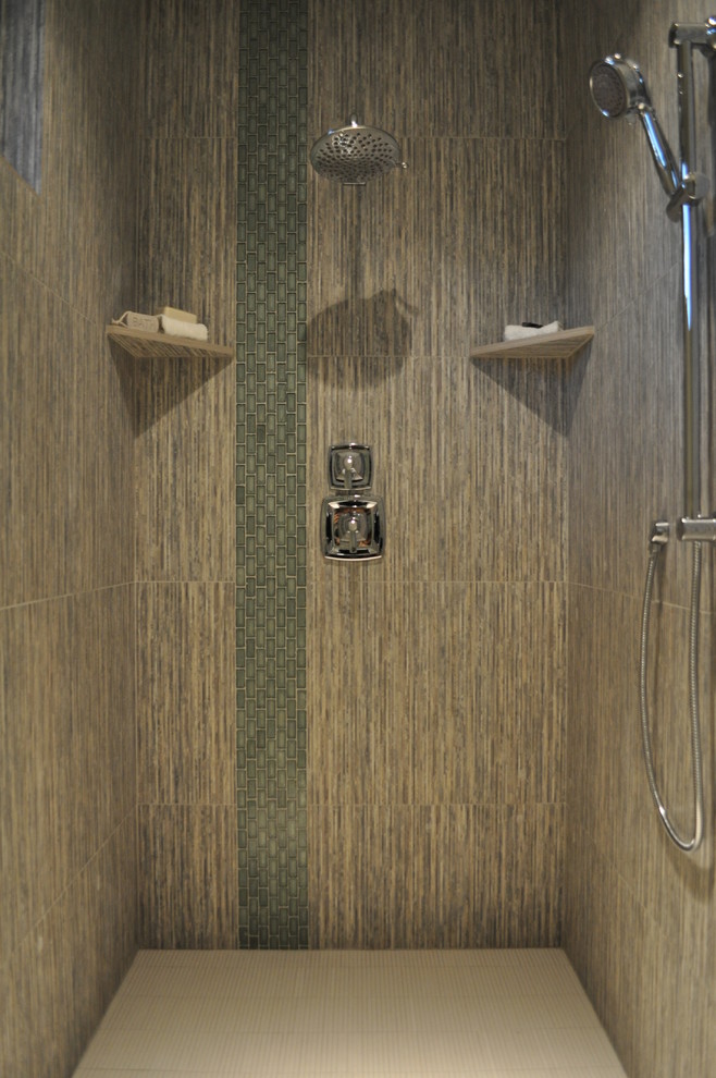 Réalisation d'une salle de bain design en bois brun avec un lavabo encastré, un placard à porte plane, un plan de toilette en carrelage, un carrelage multicolore et des carreaux de porcelaine.
