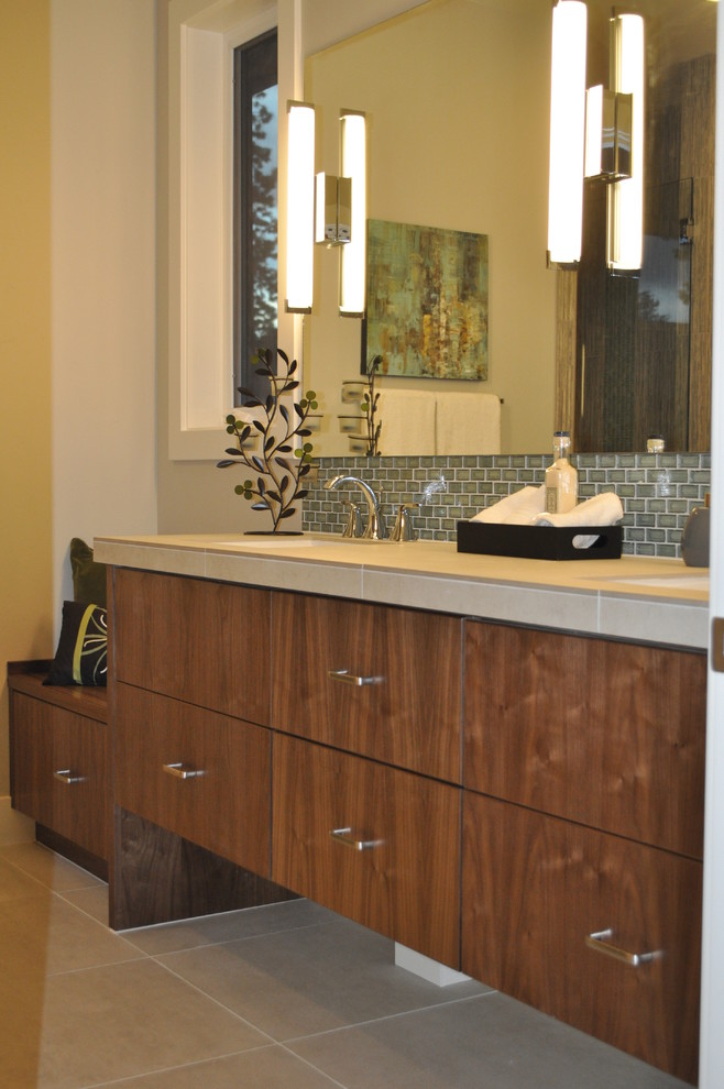 Cette photo montre une salle de bain tendance en bois brun avec un lavabo encastré, un placard à porte plane, un plan de toilette en carrelage, un carrelage multicolore et des carreaux de porcelaine.
