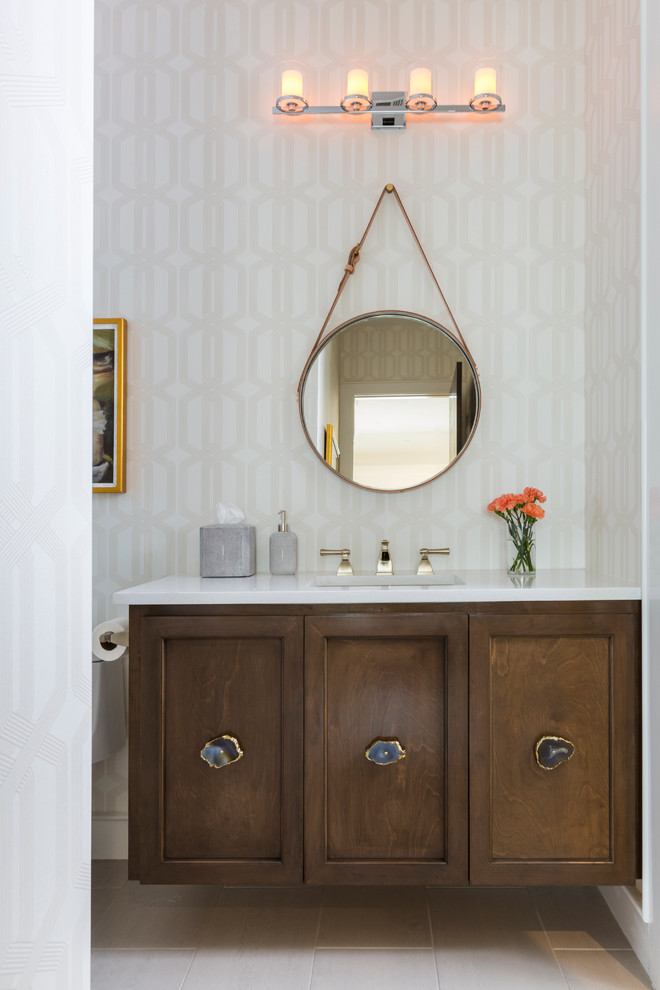 Immagine di una stanza da bagno con doccia contemporanea con ante con riquadro incassato, ante in legno bruno, piastrelle bianche, pareti bianche e lavabo sottopiano