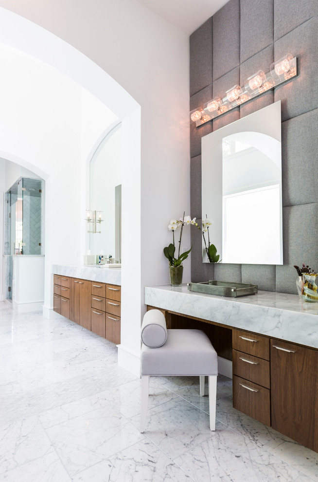 Modernes Badezimmer En Suite mit flächenbündigen Schrankfronten, dunklen Holzschränken, grauer Wandfarbe, weißen Fliesen, Porzellan-Bodenfliesen und Marmor-Waschbecken/Waschtisch in Houston