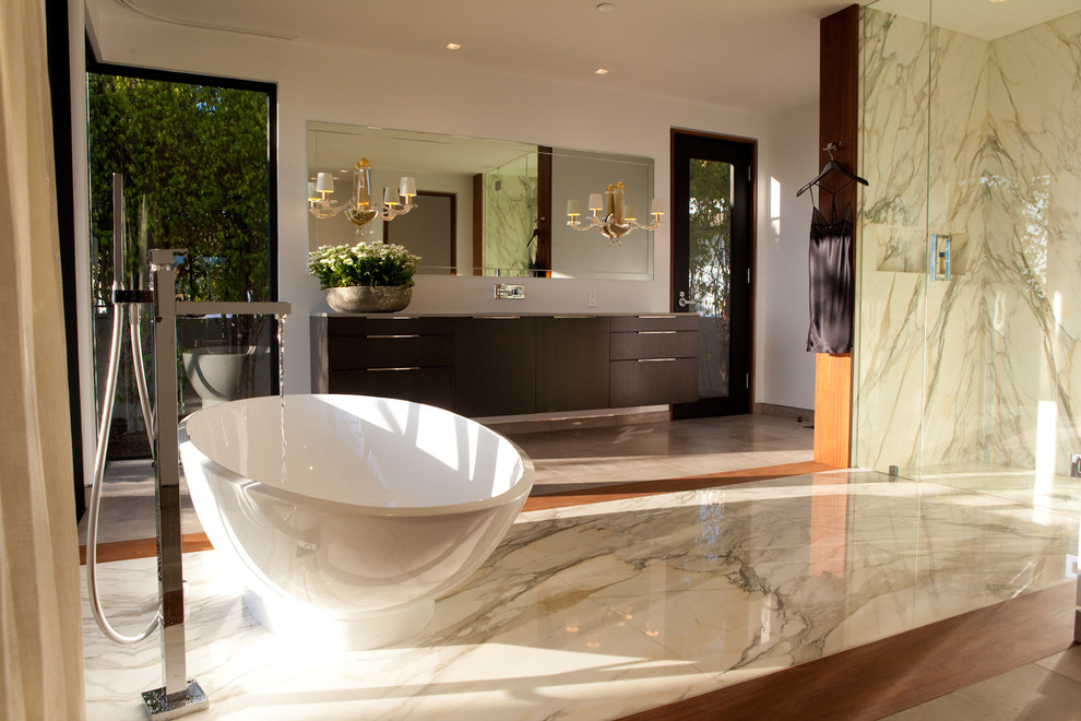 Inspiration för ett stort funkis en-suite badrum, med släta luckor, bruna skåp, ett japanskt badkar, en dusch i en alkov, vita väggar, marmorgolv, ett undermonterad handfat, flerfärgat golv och dusch med gångjärnsdörr