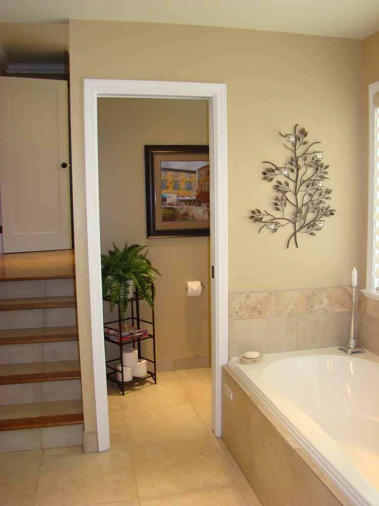 Inspiration för mellanstora klassiska en-suite badrum, med ett platsbyggt badkar, beige kakel, porslinskakel, beige väggar och klinkergolv i porslin