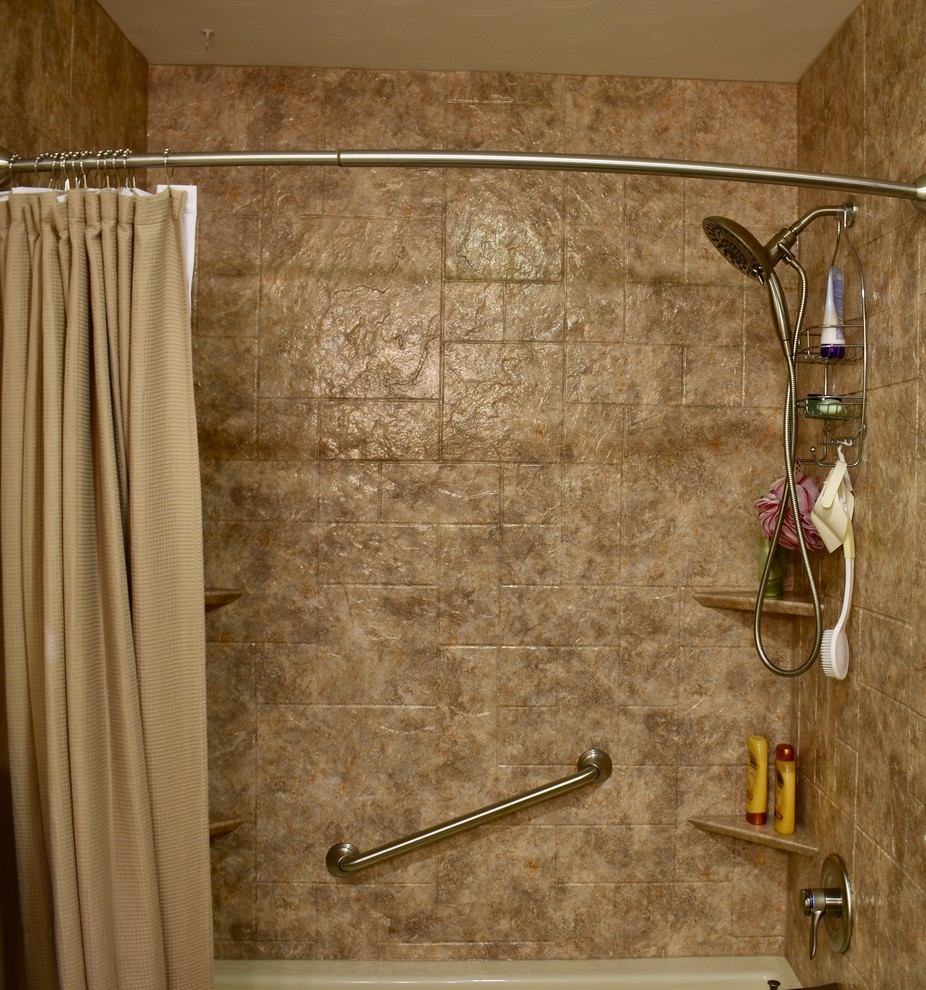Klassisches Badezimmer mit Badewanne in Nische, Duschbadewanne und Duschvorhang-Duschabtrennung in Chicago