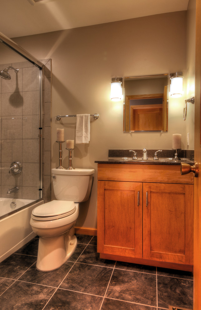 Modelo de cuarto de baño minimalista con encimera de ónix, puertas de armario de madera oscura y paredes beige