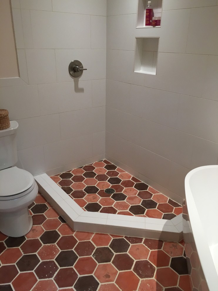 Источник вдохновения для домашнего уюта: главная ванная комната среднего размера в современном стиле с отдельно стоящей ванной, угловым душем, унитазом-моноблоком, красной плиткой, цементной плиткой и белыми стенами