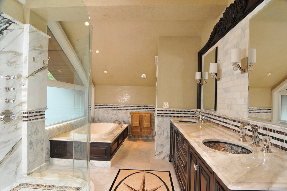Идея дизайна: большая главная ванная комната: освещение в классическом стиле с плиткой кабанчик, врезной раковиной, фасадами с выступающей филенкой, темными деревянными фасадами, накладной ванной, душем в нише, белой плиткой и бежевыми стенами