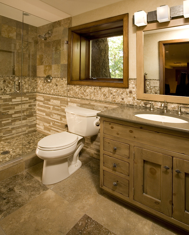 Cette photo montre une douche en alcôve montagne en bois brun de taille moyenne avec un lavabo encastré, un placard à porte plane, un carrelage beige, des carreaux en allumettes, WC séparés et un mur beige.