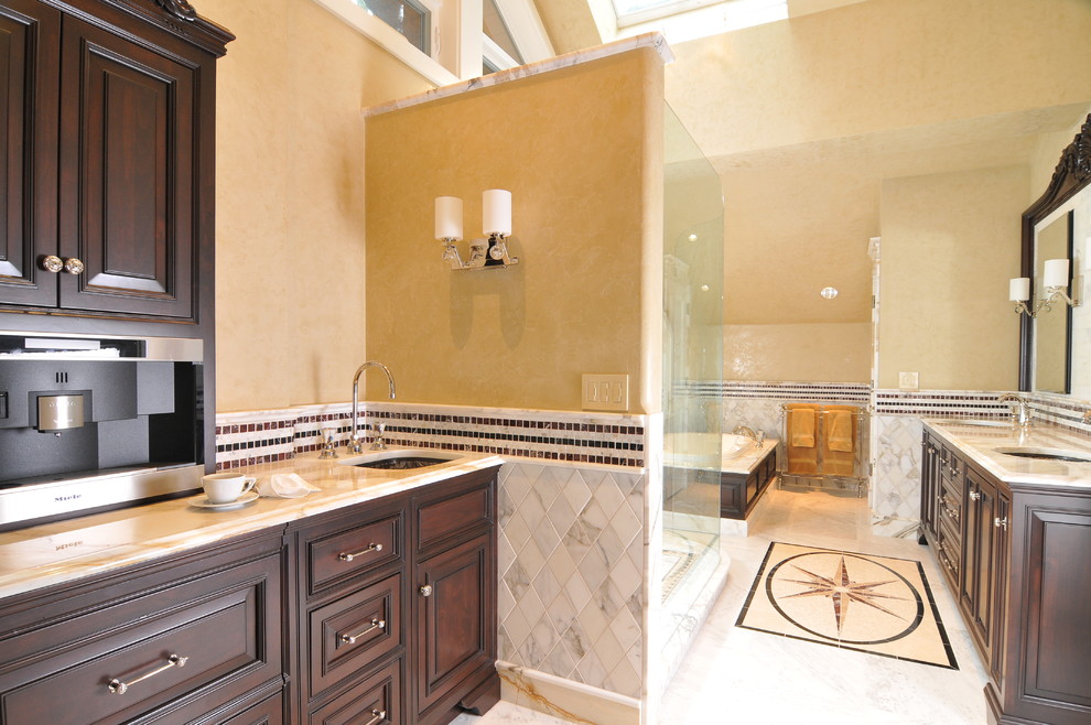 Immagine di una grande stanza da bagno padronale classica con piastrelle a mosaico, lavabo sottopiano, ante con bugna sagomata, ante in legno bruno, vasca da incasso, doccia alcova e pareti beige