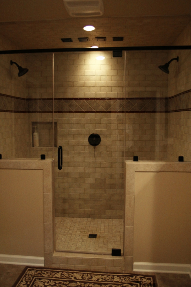 Inredning av ett klassiskt stort en-suite badrum, med en dubbeldusch, beige kakel, keramikplattor och dusch med gångjärnsdörr