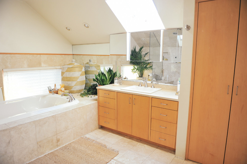 Exempel på ett mellanstort klassiskt en-suite badrum, med möbel-liknande, skåp i ljust trä, ett badkar i en alkov, våtrum, beige kakel, stenkakel, vita väggar, klinkergolv i keramik, ett nedsänkt handfat, kaklad bänkskiva, beiget golv och med dusch som är öppen
