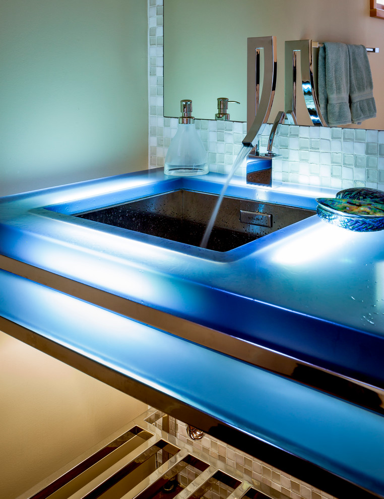 Стильный дизайн: ванная комната в современном стиле с плиткой мозаикой и синей столешницей - последний тренд