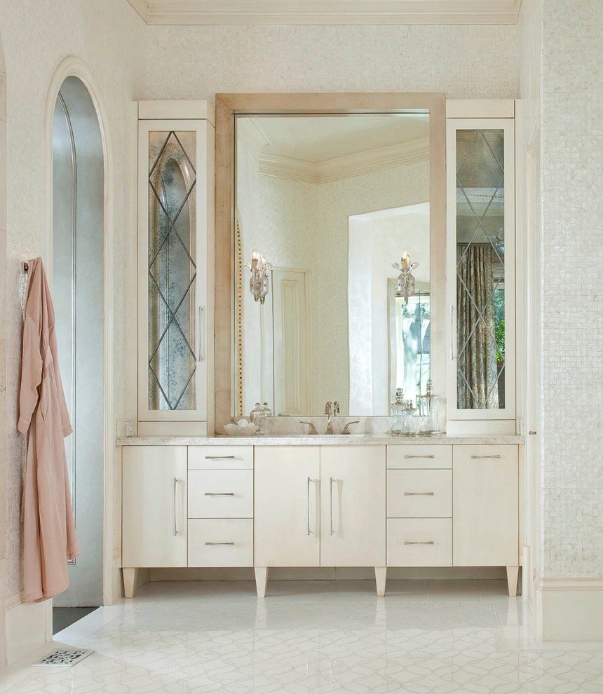 ダラスにあるトランジショナルスタイルのおしゃれな浴室 (フラットパネル扉のキャビネット、ベージュのキャビネット、ベージュのタイル) の写真
