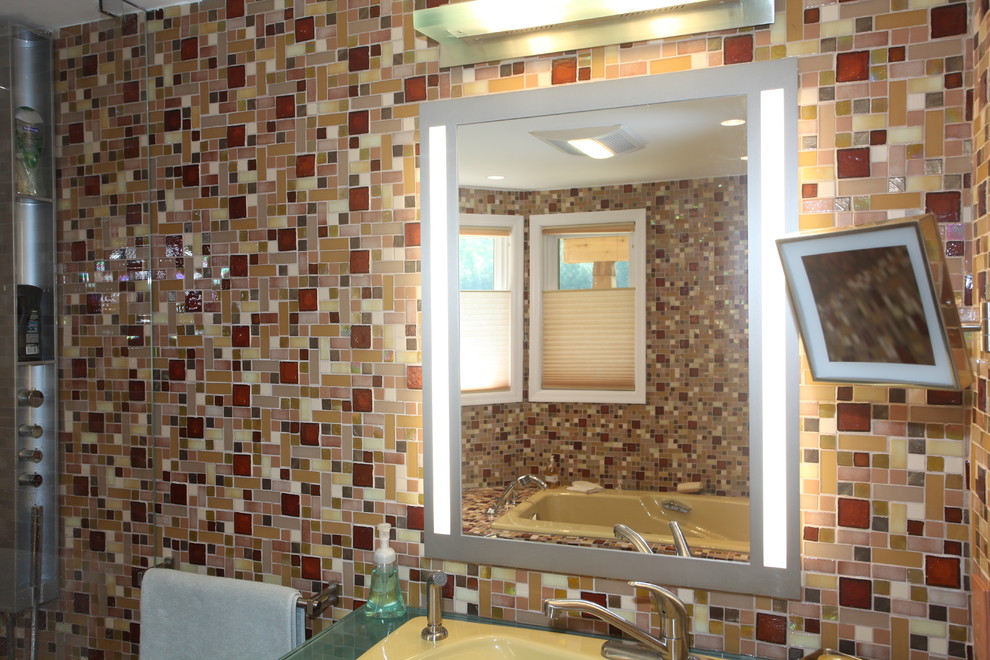 На фото: ванная комната среднего размера в современном стиле с стеклянными фасадами, темными деревянными фасадами, накладной ванной, душем в нише, разноцветной плиткой, плиткой мозаикой, разноцветными стенами, полом из керамогранита, душевой кабиной, накладной раковиной, стеклянной столешницей, черным полом и душем с распашными дверями с