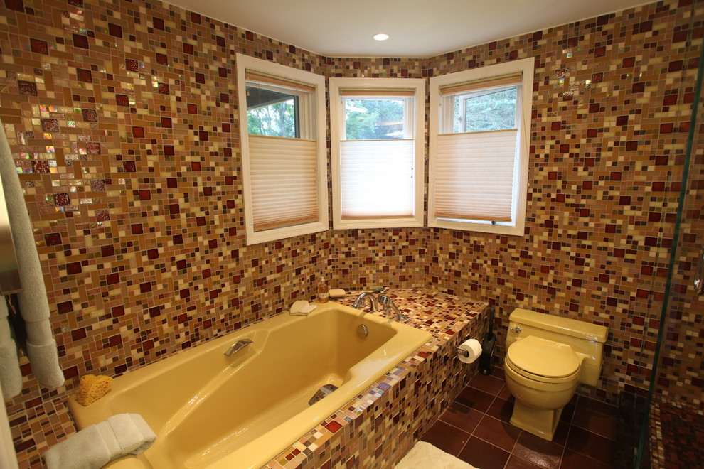 Идея дизайна: ванная комната среднего размера в современном стиле с стеклянными фасадами, темными деревянными фасадами, накладной ванной, душем в нише, разноцветной плиткой, плиткой мозаикой, разноцветными стенами, полом из керамогранита, душевой кабиной, накладной раковиной, стеклянной столешницей, черным полом и душем с распашными дверями