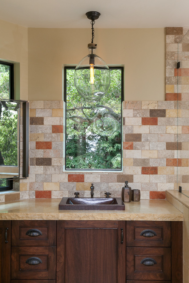 Idées déco pour une salle de bain craftsman en bois foncé de taille moyenne avec un placard à porte affleurante, une douche d'angle, un mur beige et une vasque.